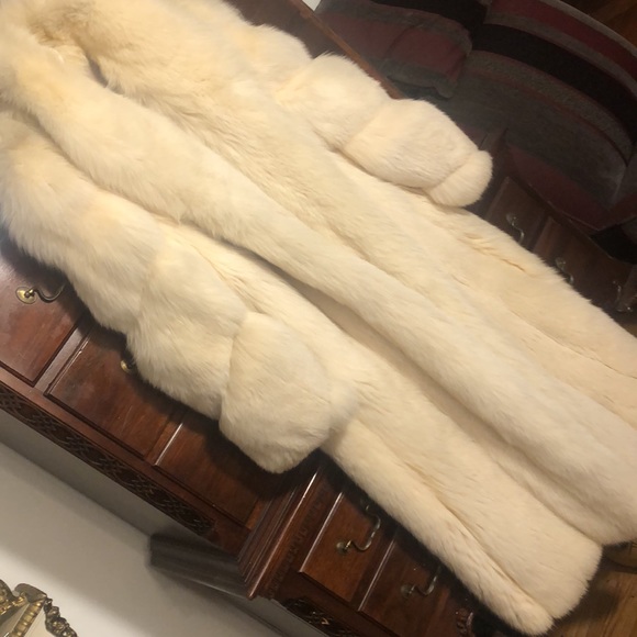 White Arctic Fox Coat - Picture 3 of 10